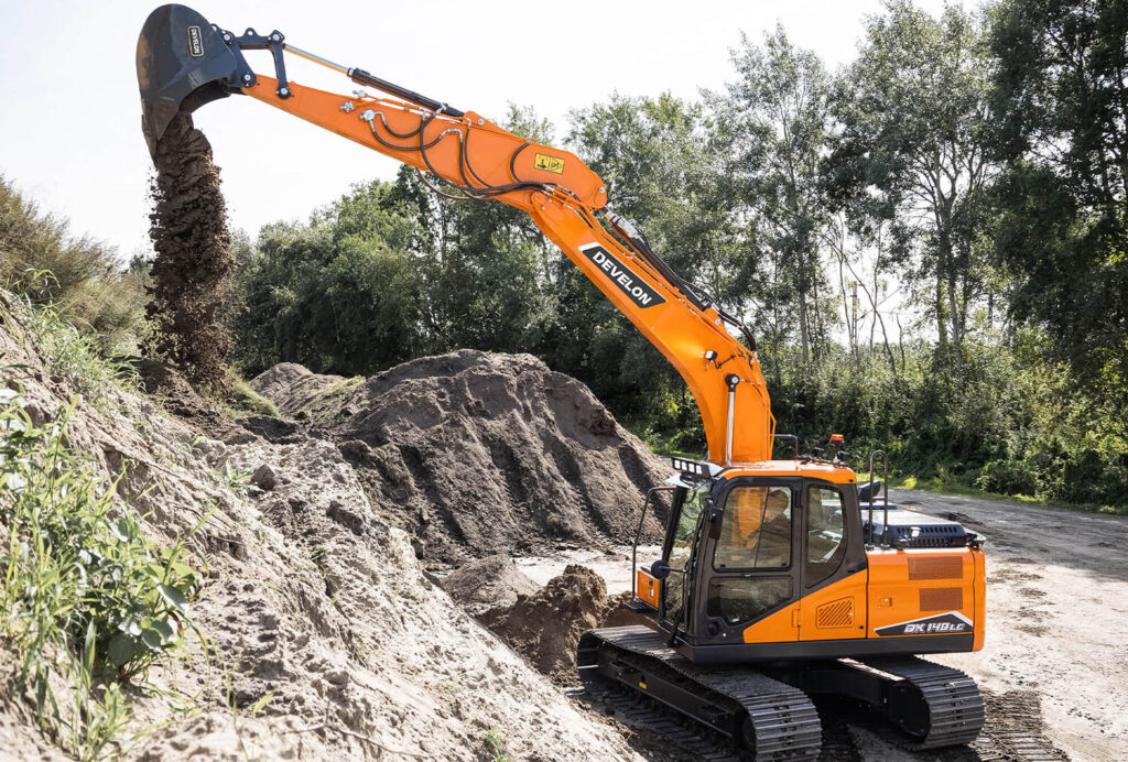 UBM-Develon-Kettenbagger-DX140LC-7-01