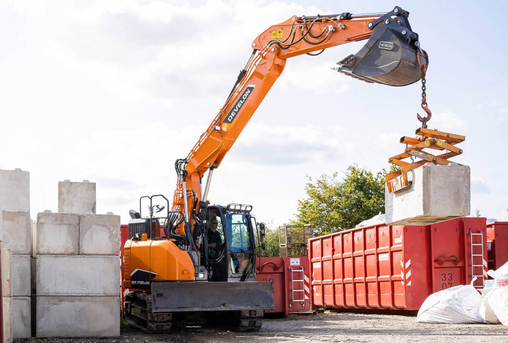 UBM-Develon-Kettenbagger-DX140LCR-7-00