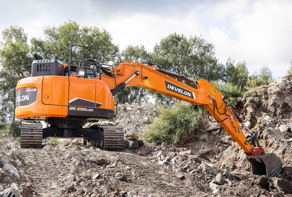 UBM-Develon-Kettenbagger-DX235LCR-7-00