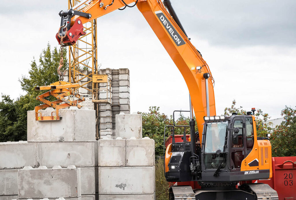 UBM-Develon-Kettenbagger-DX235LCR-7-02