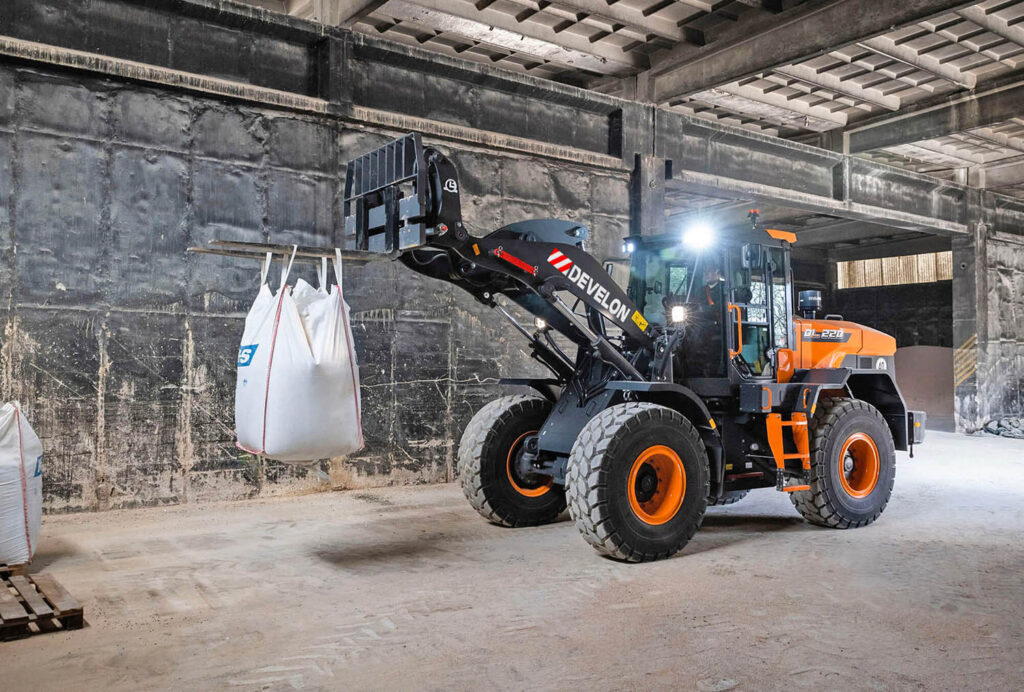 UBM-Develon-Radlader-DL220-7-00