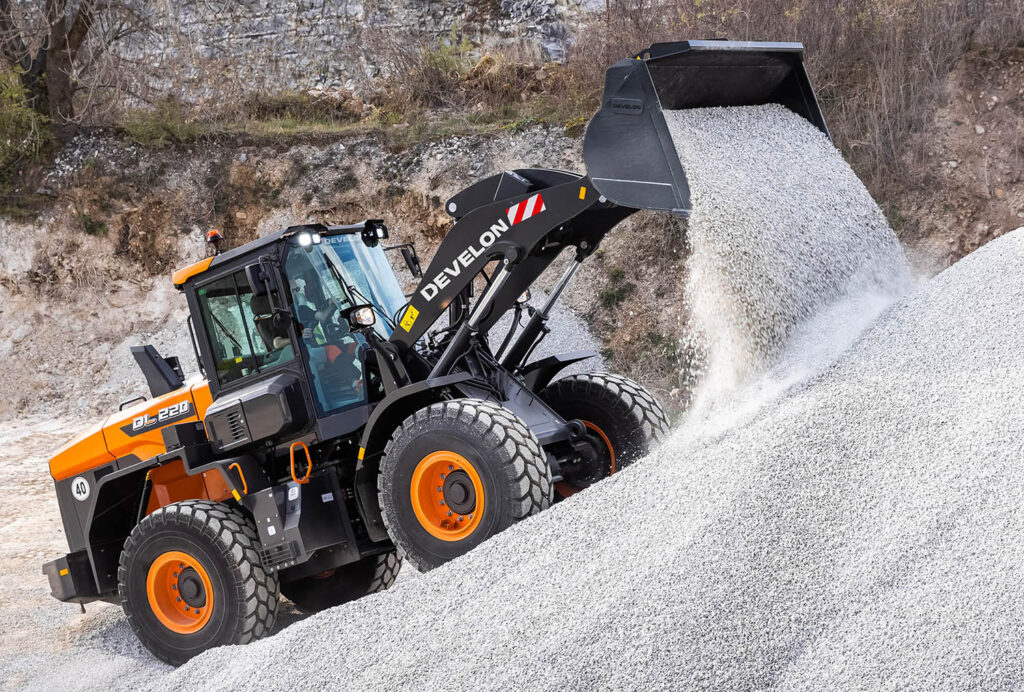 UBM-Develon-Radlader-DL220-7-01