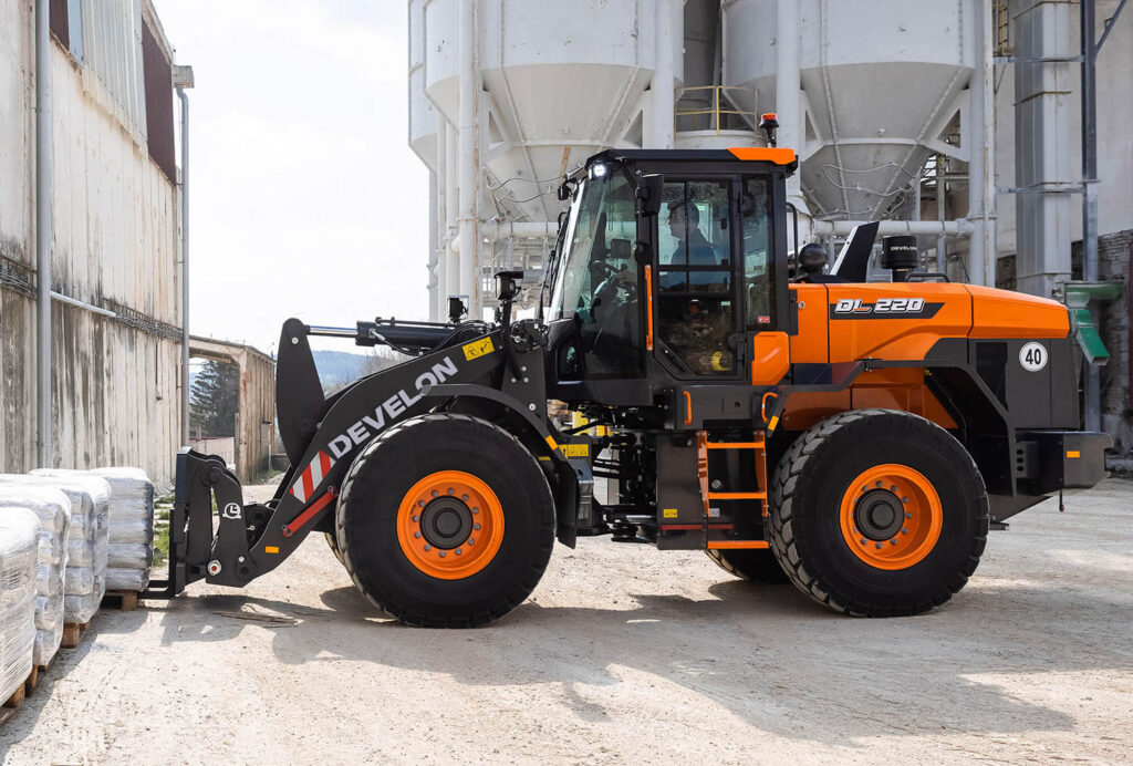 UBM-Develon-Radlader-DL220-7-02