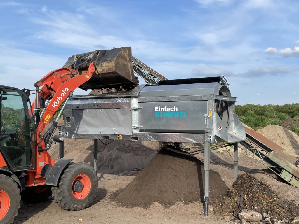 Die mobile Siebmaschine GREMAC eZero hat eine lastenabhängige Steuerung.