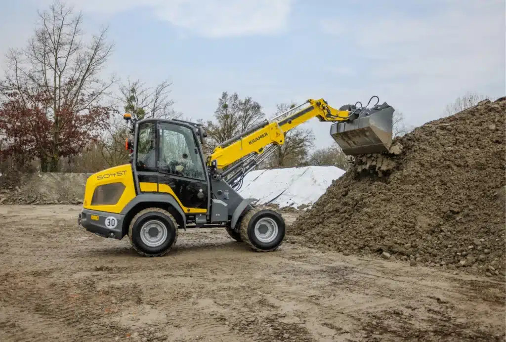 Der Radlader 5045 kann auf einem 3,5 t Anhänger (mautfrei) transportiert werden.