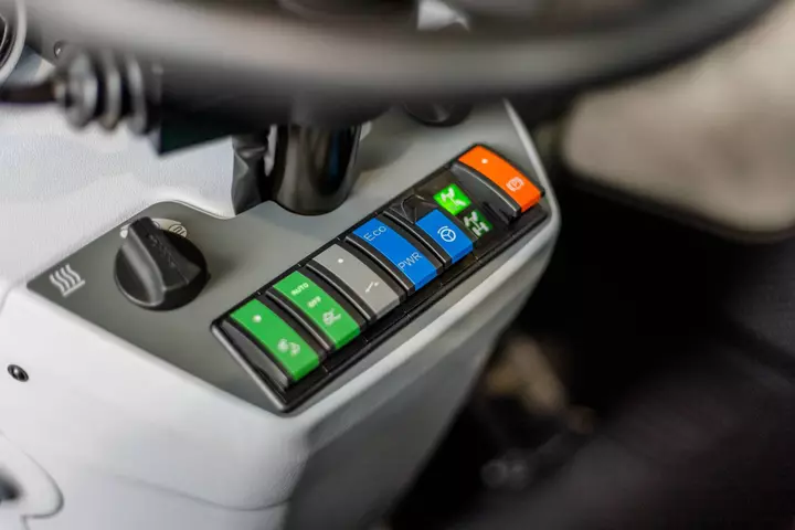 Der Radlader 5065 von Kramer hat fablich codierte Schalter.