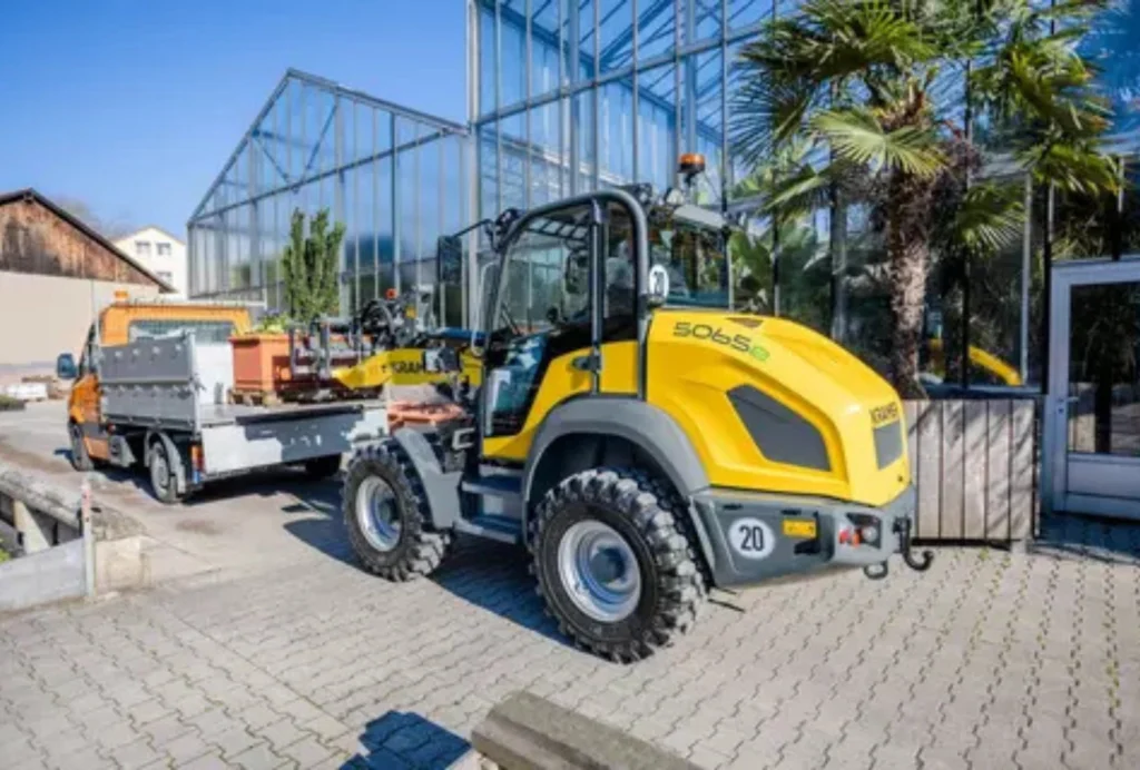 Kramers Radlader 5065e hat ein ein integriertes Onboard-Ladegerät mit bis zu 9 kW.