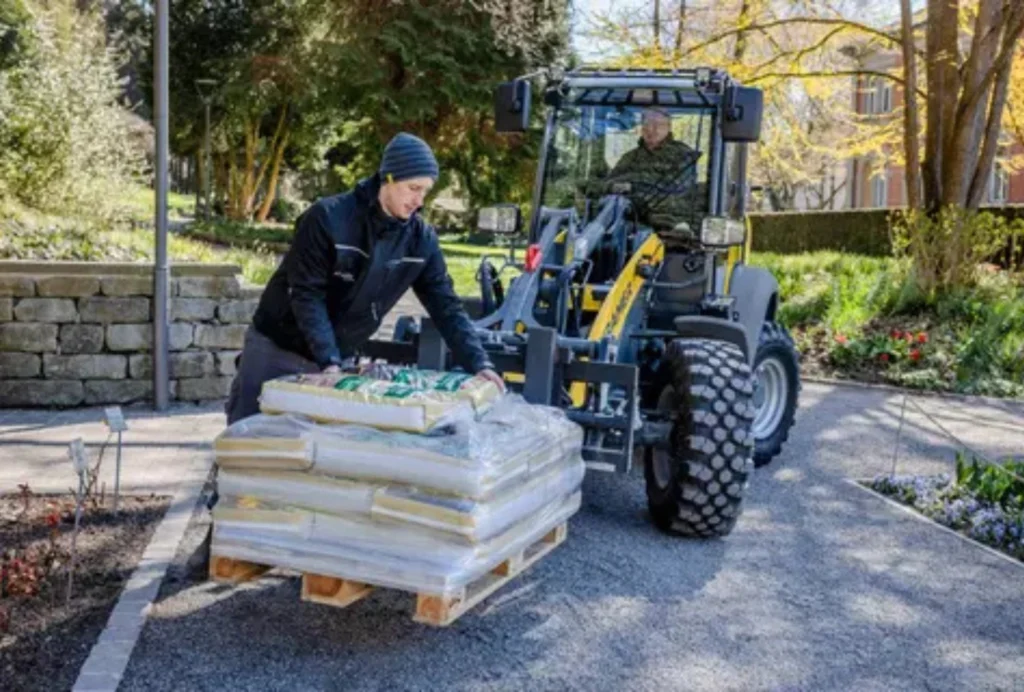 Radlader 5065e mit einer Schaufelkipplast von 2.800 kg.