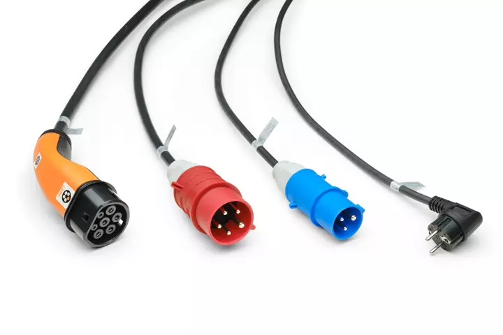 Der Radlader 5065e hat verschiedene Ladestecker für unterschiedliche Stromquellen zum Aufladen.