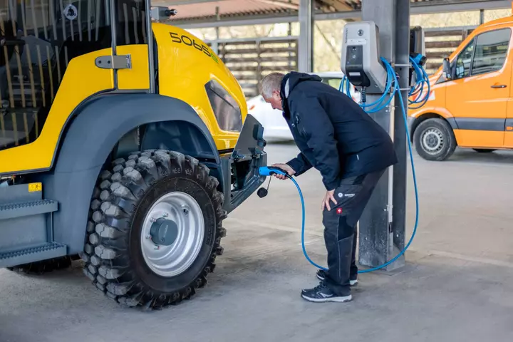 Das integrierte Onboard-Ladegerät des Radladers 5065e ermöglicht schnelles Aufladen der Batterie.