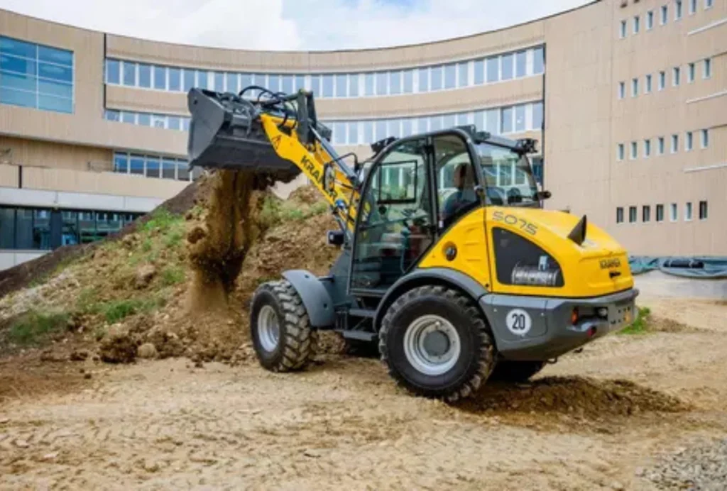 Der Ein- und Ausstieg beim Radlader 5075 erfolgt über zwei Trittstufen.