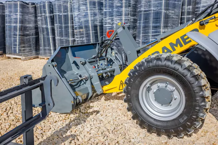 Kramers Radlader 5075 hat ein vollhydraulisches Schnellwechselsystem.