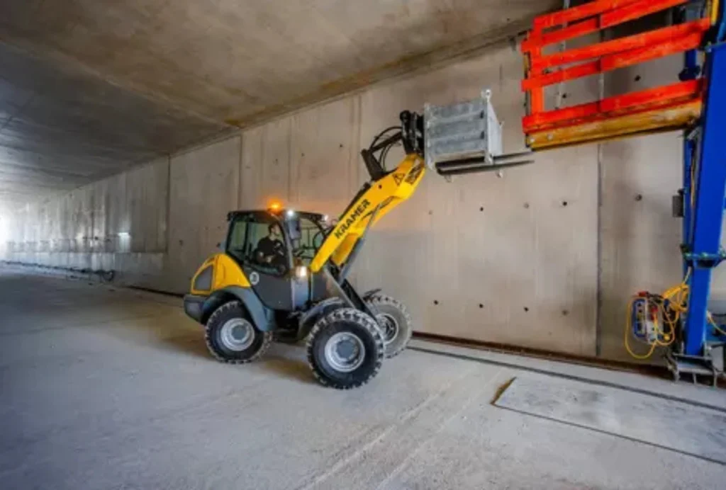 Kramers Radlader 5085 hat einen vollautomatischen Laststabilisator, der Schwingungen der Last abdämpft.