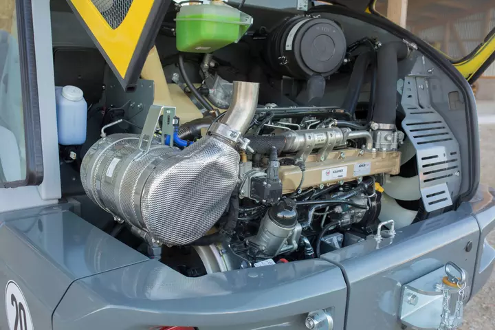 Der Radlader 5095 von Kramer bietet einen einfachen Zugang zum Motorraum durch die weitöffnende Motorhaube.