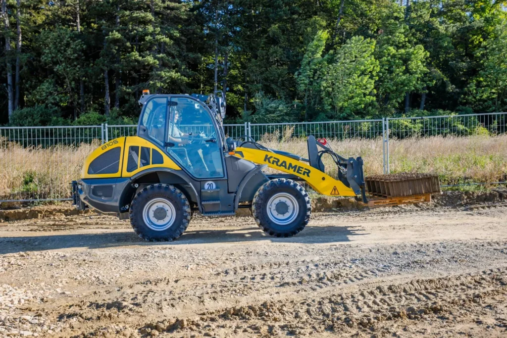 Kramer Radlader 8105 am Fahren