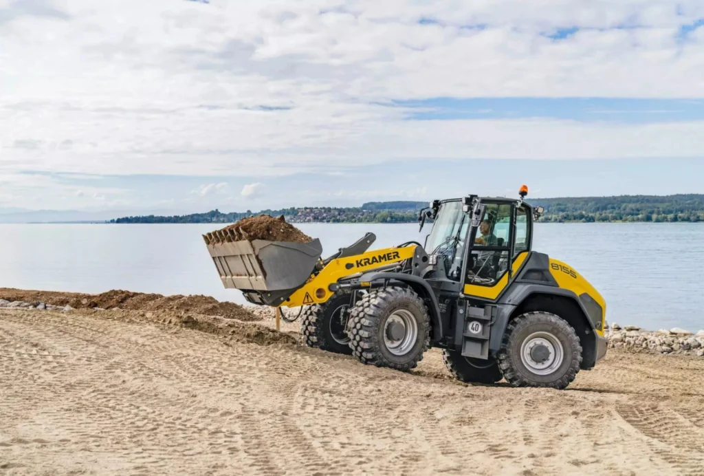 Kramer Radlader 8155 in der Anwendung am See