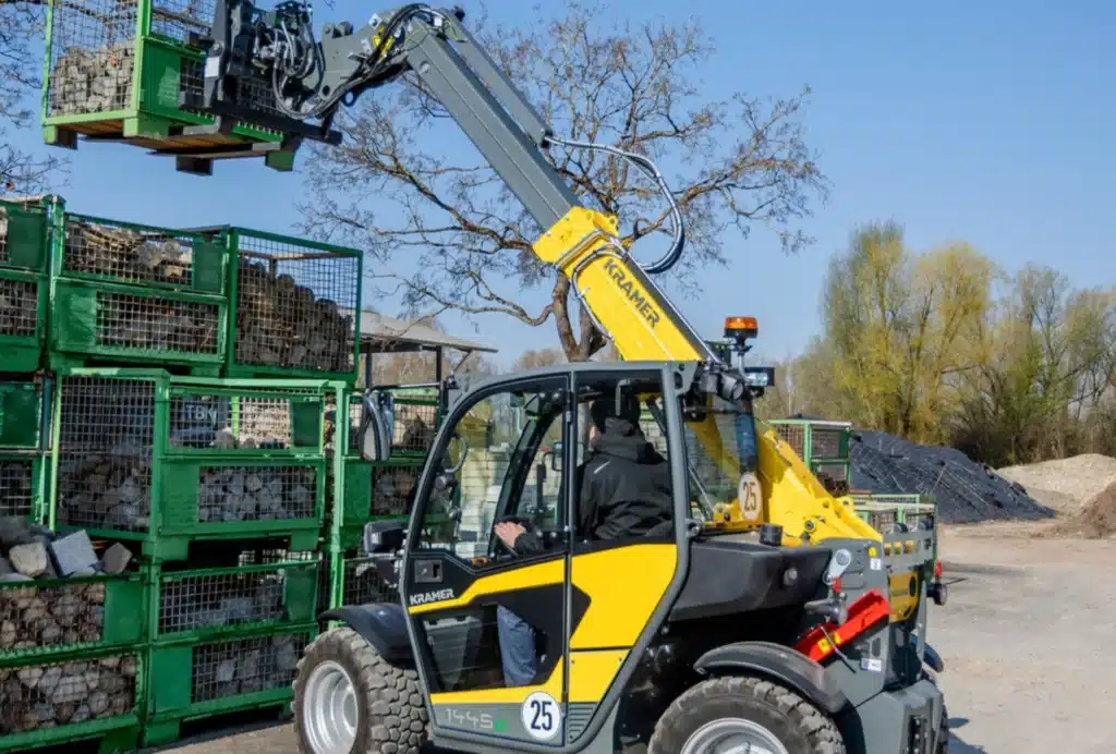 Der Teleskoplader 1445e hat eine max. Stapelhöhe von 4.301 mm.