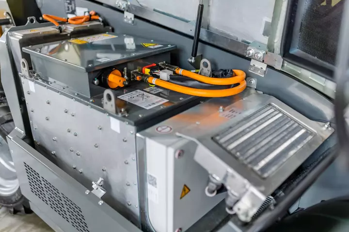 Der Teleskoplader 1445e nutzt eine Lithium-Ionen-Batterie.