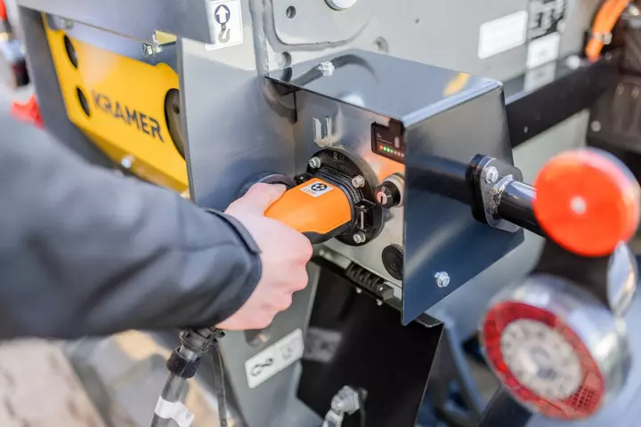 Der Ladepunkt des Teleskopladers 1445e von Kramer wird durch eine Klappe geschützt.