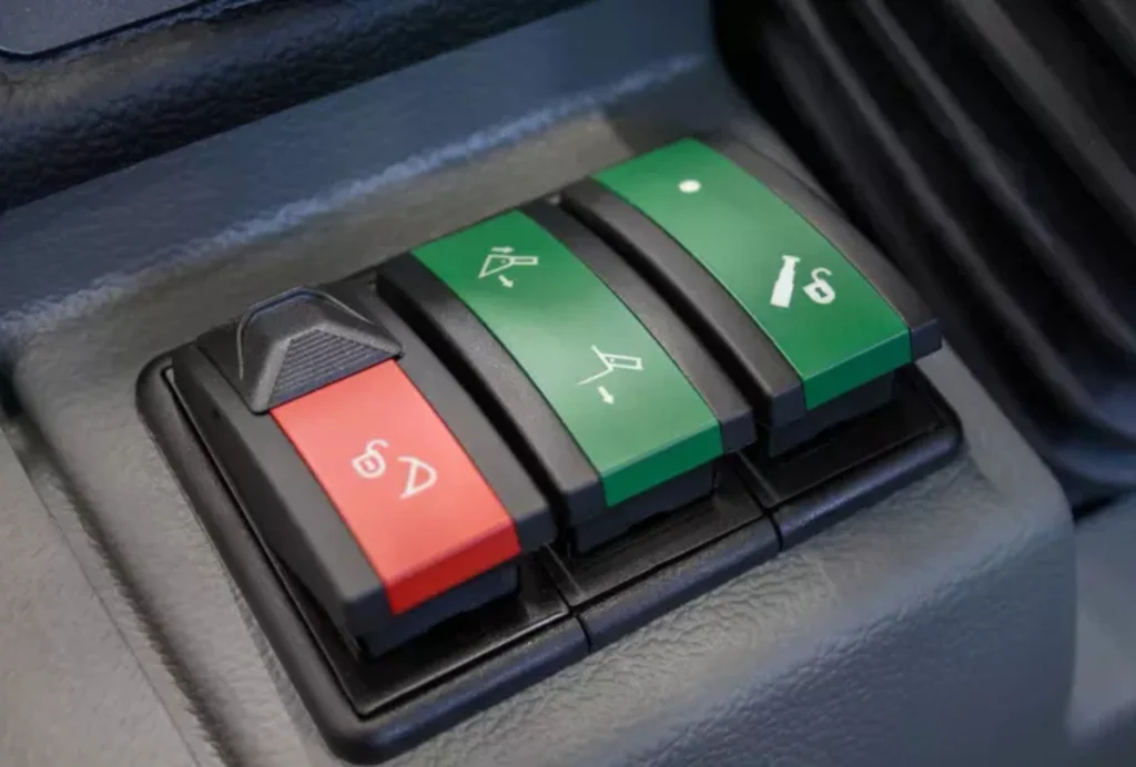 Kramers Teleskoplader 1445 hat fablich codierte Schalter für Hydraulik-, Elektrik-, Fahr- und Sicherheitsfunktionen.