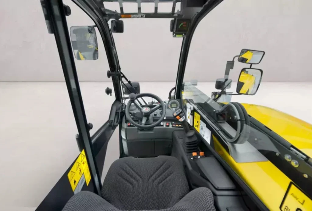 Der Teleskoplader 1445 von Kramer hat eine 360° Rundumsicht.