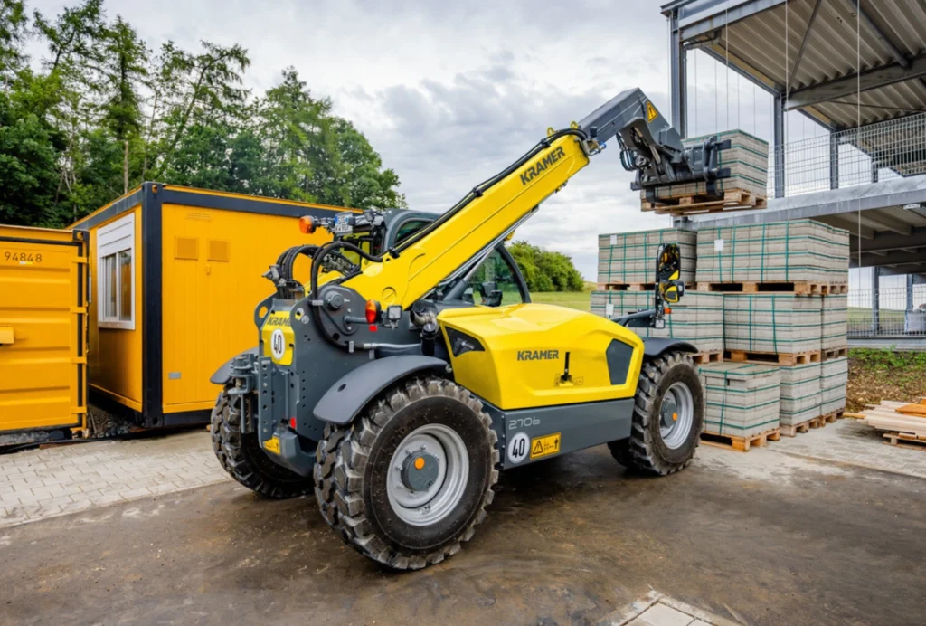 Teleskoplader 2706 von Kramer mit 7-Zoll-LCD-Display, All-In-One Joystick und Jog Dial Bedienelement.