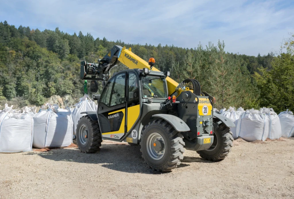 Teleskoplader 2706 mit hydrostatischem Fahrantrieb ohne Schaltstufe mit bis zu 40 km/h Fahrgeschwindigkeit.