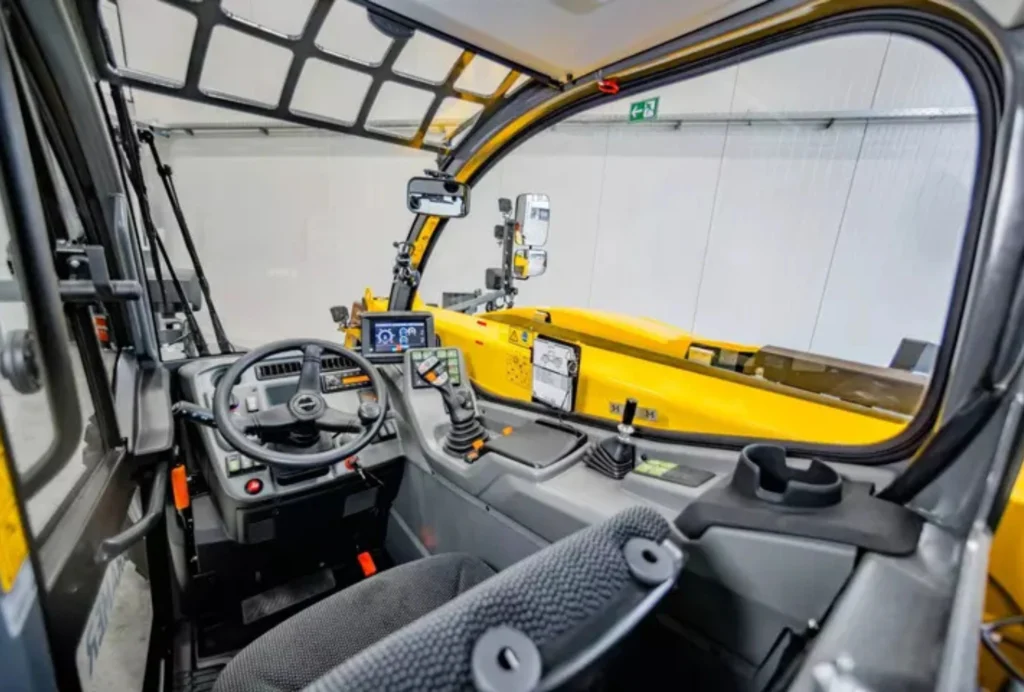 Der Teleskoplader 2706 von Kramer hat eine 360° Rundumsicht.