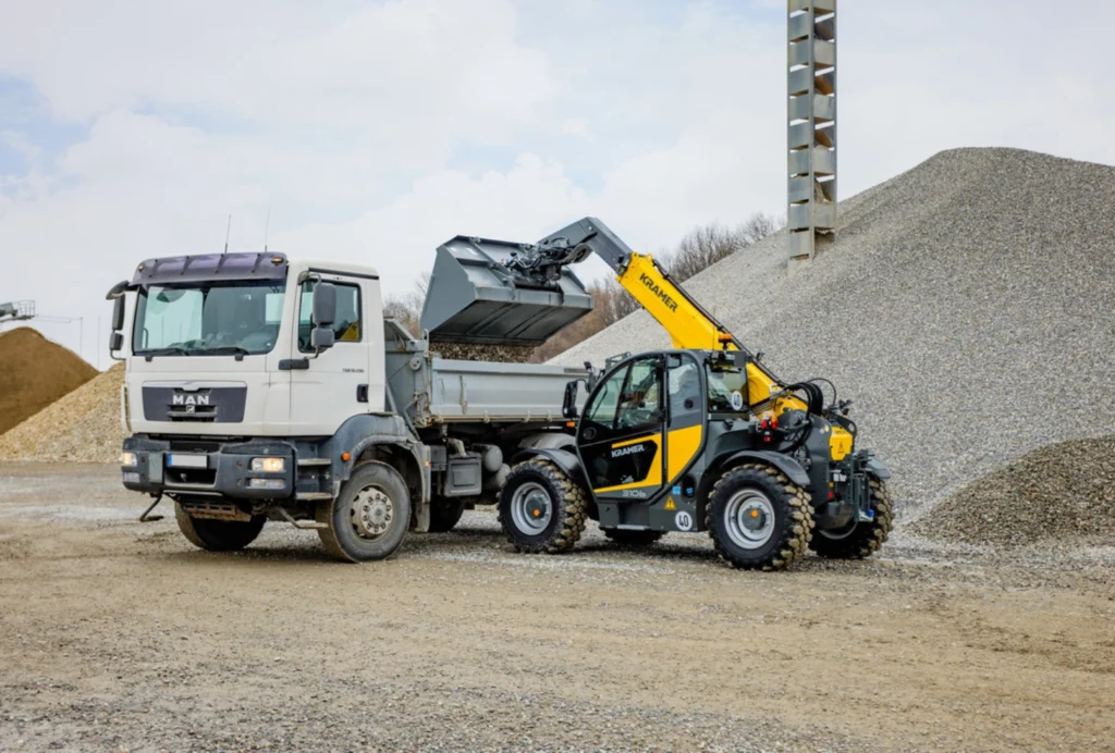 Kramers Teleskoplader 3106 hebt bis zu 3.100 kg auf eine maximale Stapelhöhe von 5,83 m.