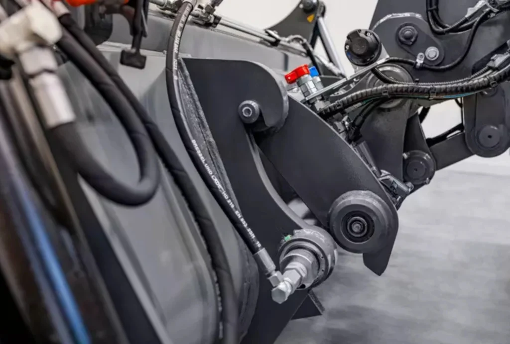 Sekundenschneller Anbaugerätewechsel bei Kramers Teleskoplader 3106 mit Smart Attach.