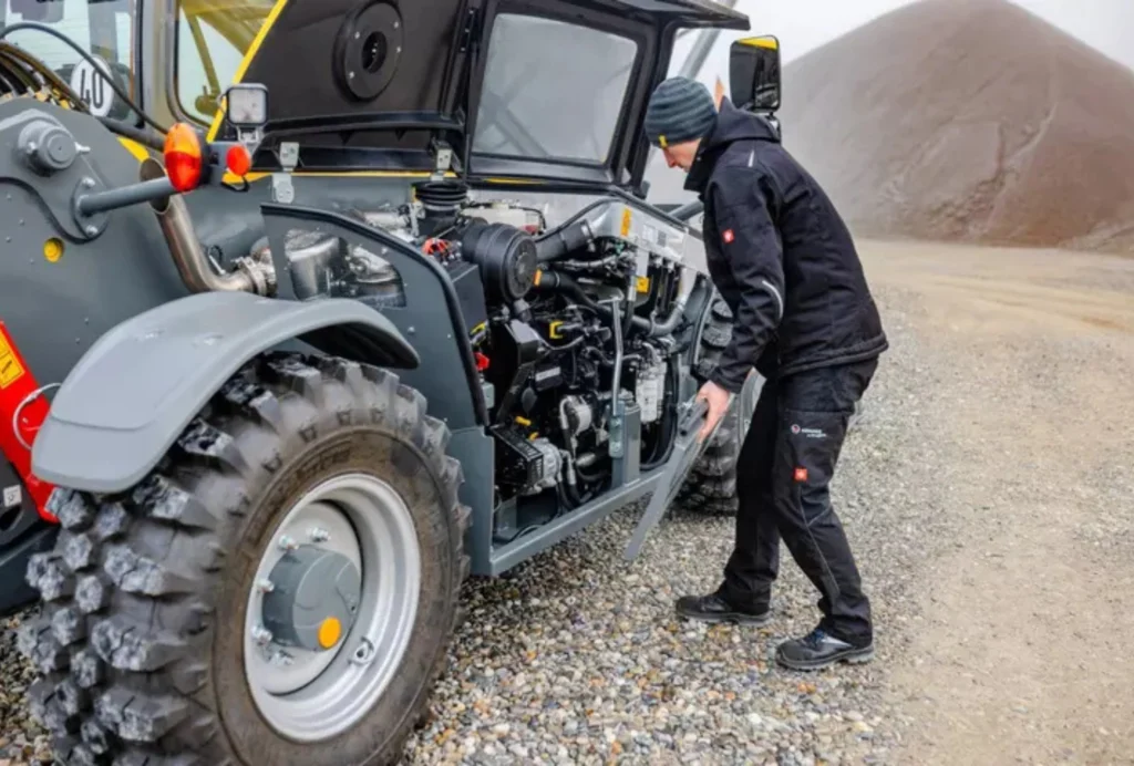 Teleskoplader 3106 von Kramer mit einfachem Zugang zum Motorraum durch die weitöffnende Motorhaube.
