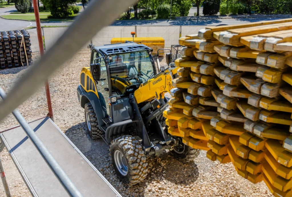 Teleskopradlader 8095T von Kramer mit einem Hubraum von 2.924 cm³.