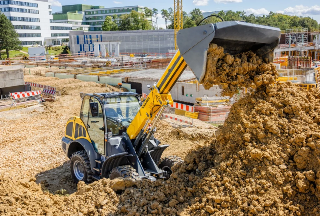 Der Teleskopradlader 8095T von Kramer hat eine Standard-Kipplast von 3.700 kg.