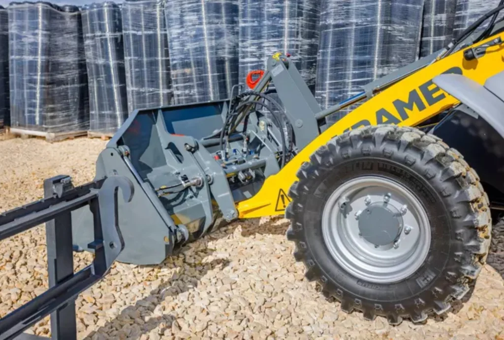 Kramers Teleskopradlader 8095T nutzt Smart Attach.