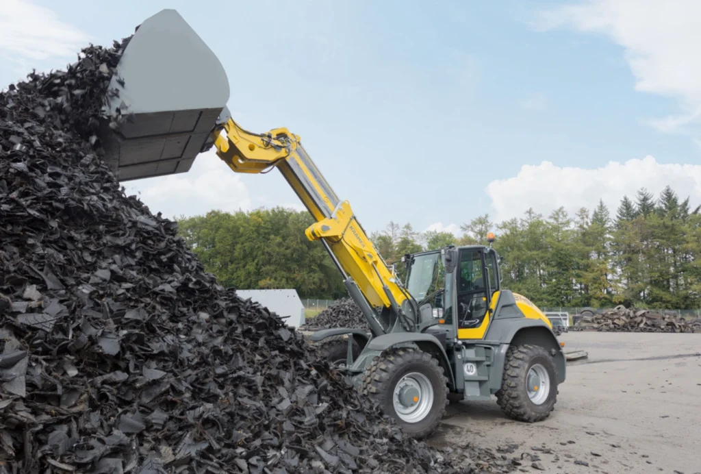 Teleskopradlader 8145T von Kramer mit einem Schaufelinhalt von 1,45 m³.