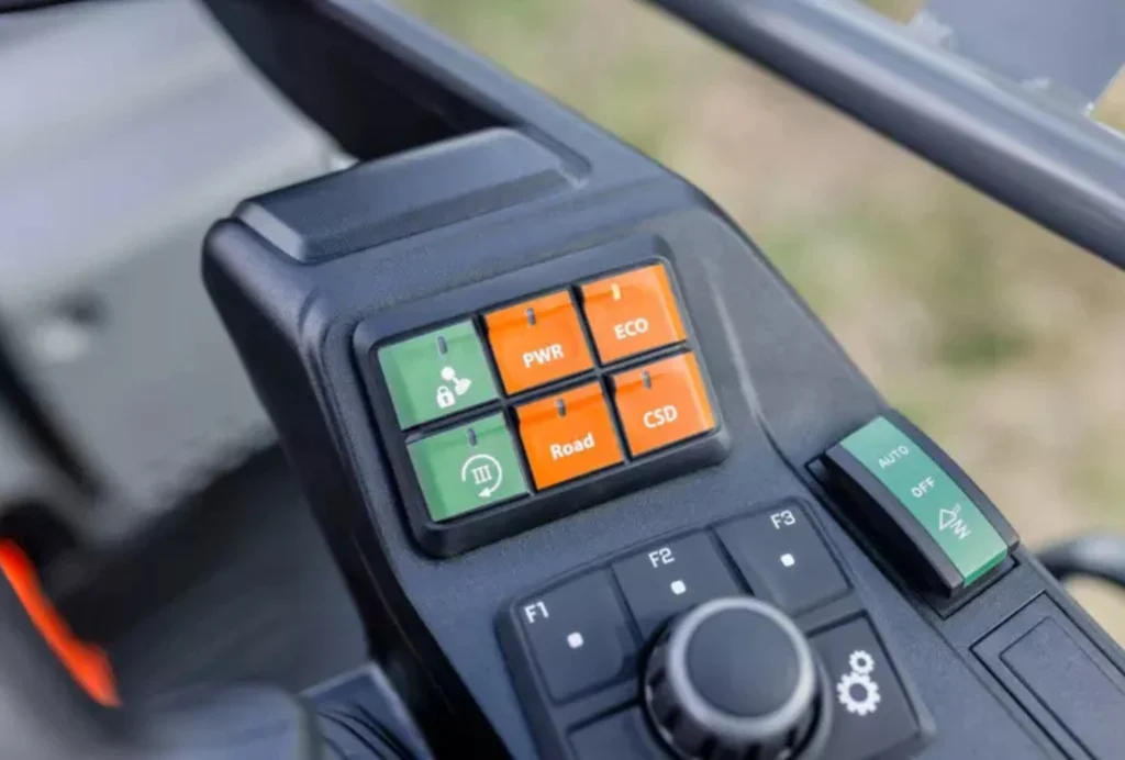 Kramers Teleskopradlader 8085T hat vier unterschiedliche Fahrmodi: Power, Eco, Road und CSD.