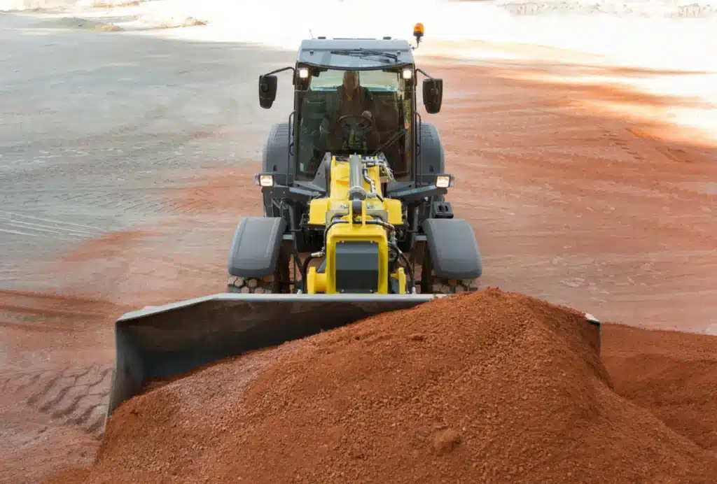 Der Teleskopradlader 5045T von Kramer eignet sich für den Einsatz im Garten- und Landschaftsbau oder auf der Baustelle.