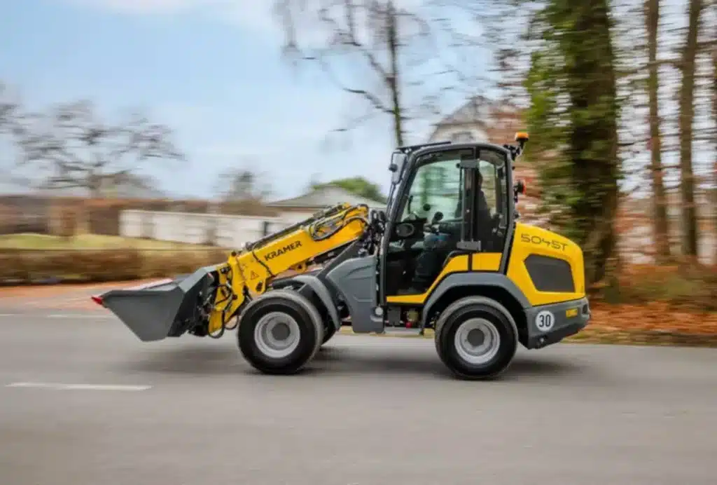 Kramers Teleskopradlader 5045T ermöglicht schnelle Überführungsfahrten.